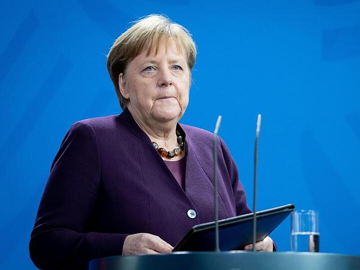 Angela Merkel hat zusammen mit ihrem Rückzug vom CDU-Vorsitz bereits im Oktober 2018 angekündigt, dass sie nicht für eine weitere Amtszeit im Kanzleramt zur Verfügung steht.