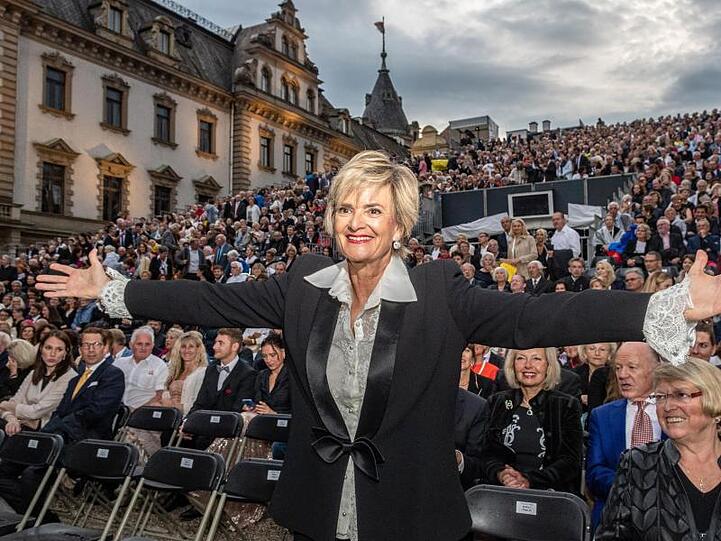 Gloria Fürstin von Thurn und Taxis breitet vor der Eröffnung der Thurn-und-Taxis-Schlossfestspiele im Innenhof des Fürstenschlosses St. Emmeram die Arme aus.