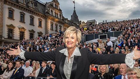 Gloria Fürstin von Thurn und Taxis breitet vor der Eröffnung der Thurn-und-Taxis-Schlossfestspiele im Innenhof des Fürstenschlosses St. Emmeram die Arme aus.