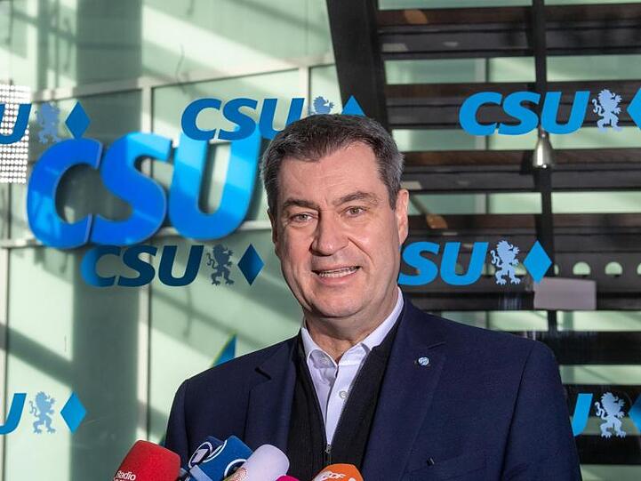 Markus Söder (CSU), Parteivorsitzender und Ministerpräsident von Bayern, spricht mit den Journalisten. Foto: Peter Kneffel/dpa