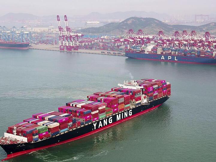 Ein Containerschiff im chinesischen Qingdao.