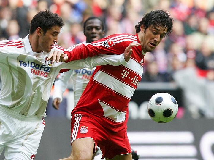 Bayerns Luca Toni (r) und Karim Haggui kämpfen um den Ball.