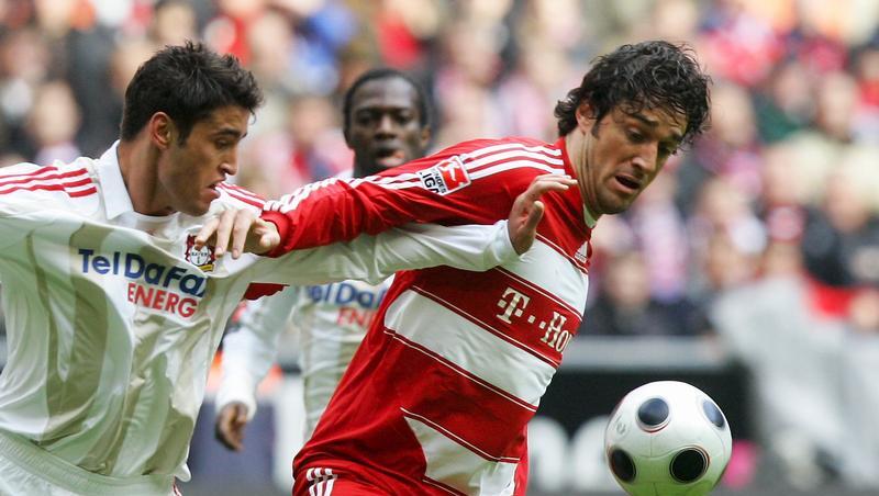 Bayerns Luca Toni (r) und Karim Haggui kämpfen um den Ball. Bayerns Luca Toni (r) und Karim Haggui kämpfen um den Ball.