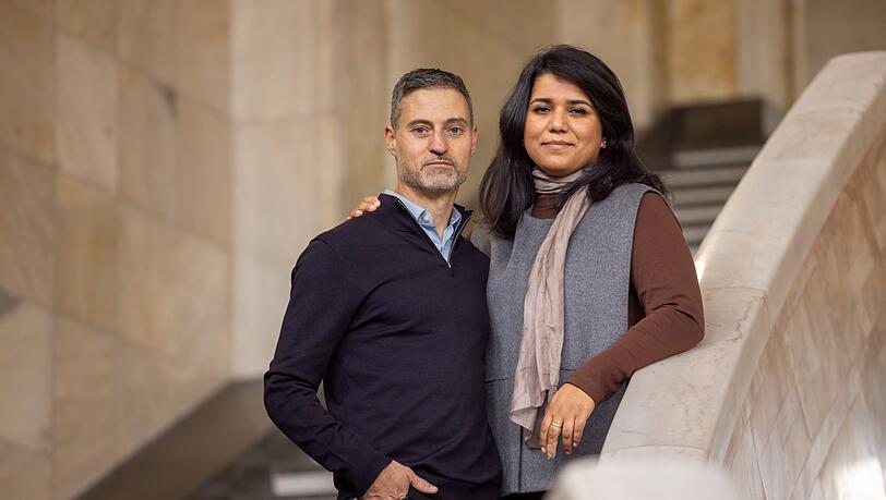 Saba-Nur Cheema und Meron Mendel sind ein außergewöhnliches Ehepaar: Sie, eine Politologin und Expertin für Antisemitismus und Islamfeindlichkeit, ist Muslimin mit pakistanischen Wurzeln. Er, Professor und Direktor der Bildungsstätte Anne Frank in Frankfurt am Main, ist ein in Tel Aviv geborener Jude. Saba-Nur Cheema und Meron Mendel sind ein außergewöhnliches Ehepaar: Sie, eine Politologin und Expertin für Antisemitismus und Islamfeindlichkeit, ist Muslimin mit pakistanischen Wurzeln. Er, Professor und Direktor der Bildungsstätte Anne Frank in Frankfurt am Main, ist ein in Tel Aviv geborener Jude.