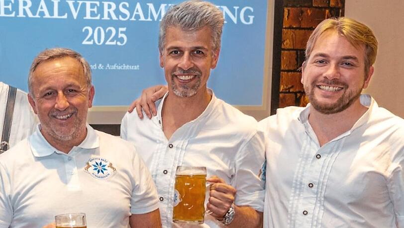 Thomas Haselbeck (Mitte) und seine Kollegen der Brauereigenossenschaft Remonte Br&auml;u Schlei&szlig;heim.