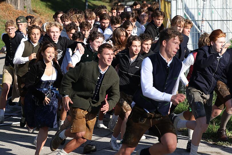 Kurz nach 9 Uhr öffnete dann das Festgelände und die Besucher stürmen zum Wiesn-Auftakt die Theresienwiese. Kurz nach 9 Uhr öffnete dann das Festgelände und die Besucher stürmen zum Wiesn-Auftakt die Theresienwiese.