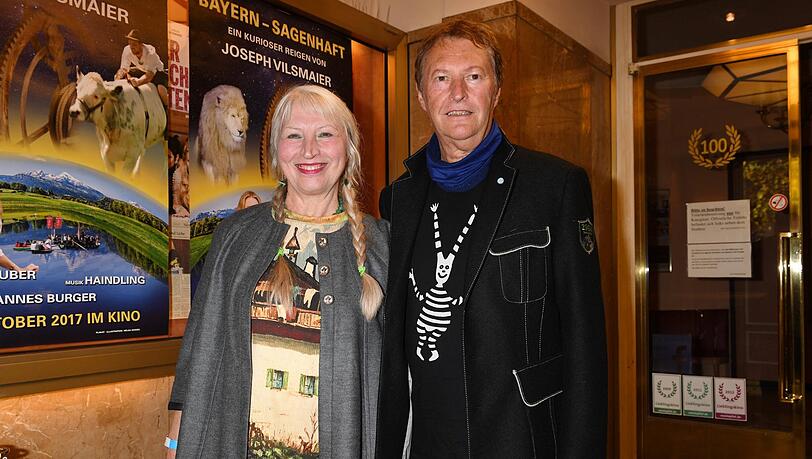 Hans-Jürgen Buchner mit Ulli: seine Ehefrau und sein bester Freund. Der als Haindling bekannte Musiker ist an Darmkrebs erkrankt. Hans-Jürgen Buchner mit Ulli: seine Ehefrau und sein bester Freund. Der als Haindling bekannte Musiker ist an Darmkrebs erkrankt.