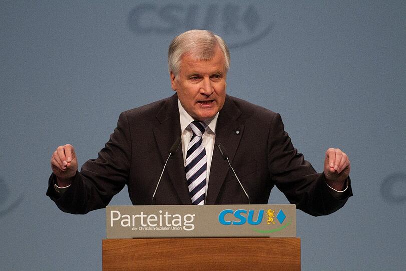 7./8. Oktober: Auf dem CSU-Parteitag in Nürnberg wird Parteichef Horst Seehofer für weitere zwei Jahre in seinem Amt bestätigt - mit 89,9 Prozent der Stimmen. In einer Kampfabstimmung um einen der vier Vize-Posten unterliegt der Euro-Rebell Peter Gauweiler sehr knapp gegen Bundesverkehrsminister Peter Ramsauer. Ramsauer erhält 440 Stimmen, Gauweiler 419.