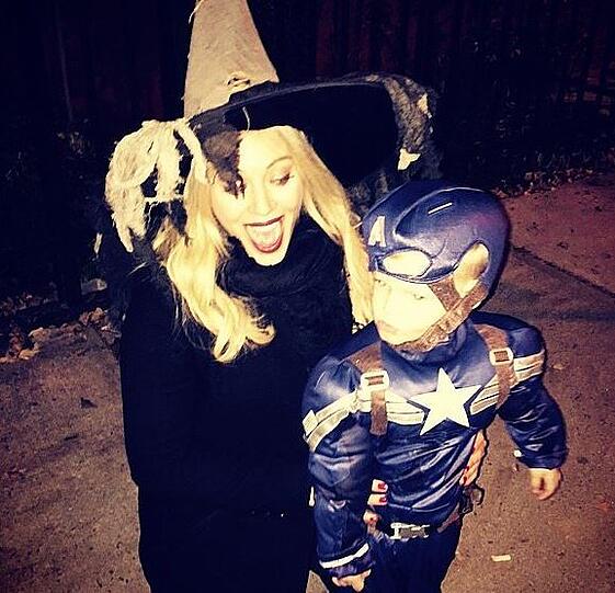 Hilary Duff macht als Hexe die Nachbarschaft unsicher, während Sohn Luca die Welt als Superheld retten will.