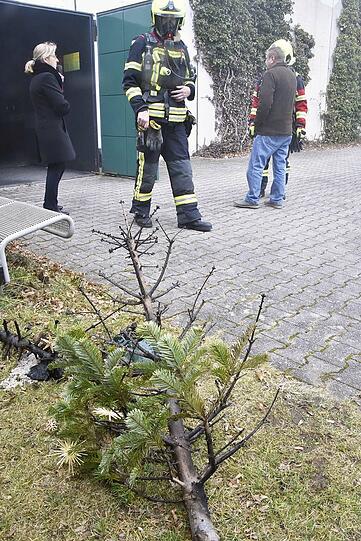 Der Christbaum in der Kirche fing Feuer und griff auf die danebenstehende Krippe über. Die Feuerwehr konnte den Brand allerdings schnell löschen.