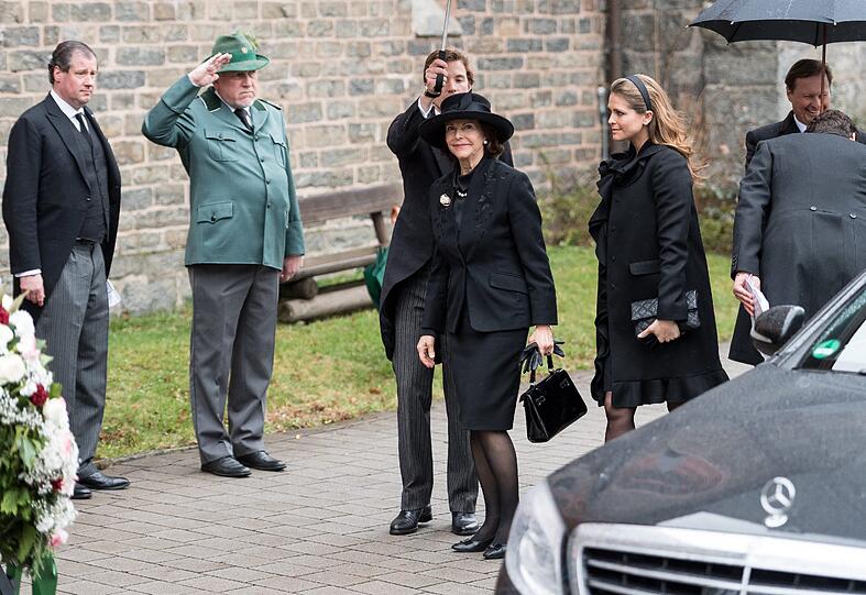Königin Silvia von Schweden (m) und Prinzessin Madeleine (r) von Schweden gehen zu den Trauerfeierlichkeiten