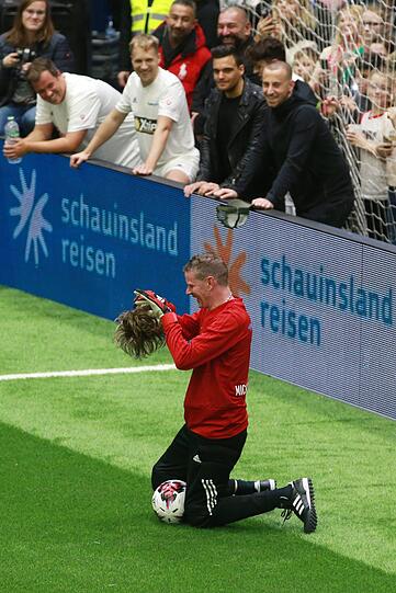 Mickie Krause nimmt es mit Humor und setzt sich seine Perücke schnell wieder auf.