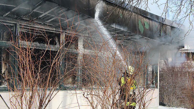Die Feuerwehr bei den Löscharbeiten.