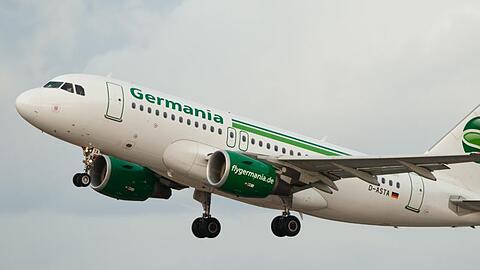 Ein Airbus A319 der deutschen Fluggesellschaft Germania hebt vom Flughafen ab.