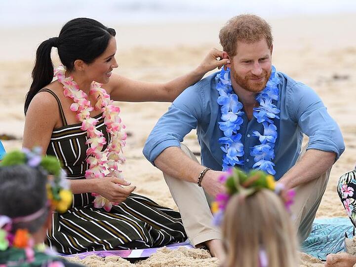 Prinz Harry, Herzog von Sussex, und seine Frau Meghan, Herzogin von Sussex, am Bondi-Strand in Sydney.