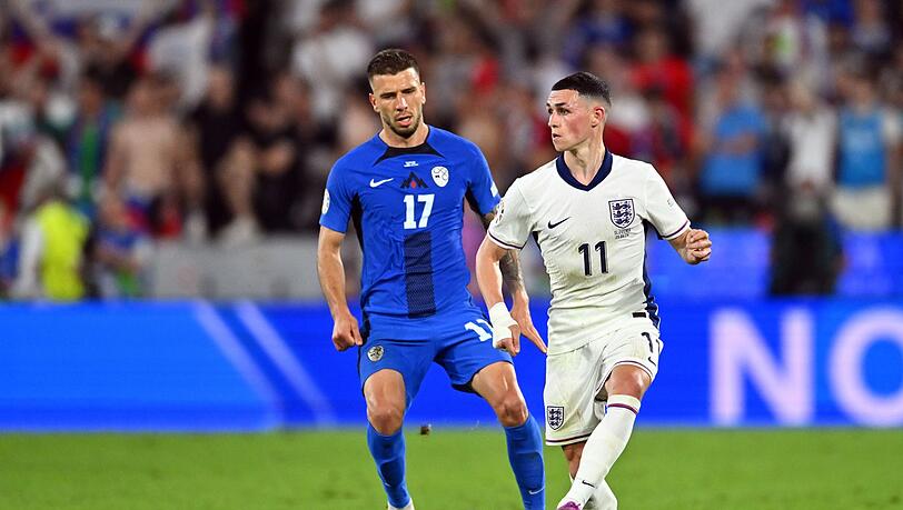 Phil Foden (r) hat das Traningscamp der Three Lions vorübergehend verlassen.