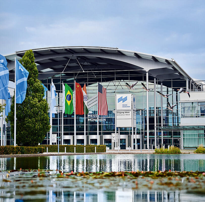 Der Haupteingang (West) der Messe M&uuml;nchen am Messesee. 2,5 Millionen Besucher z&auml;hlte man 2025.