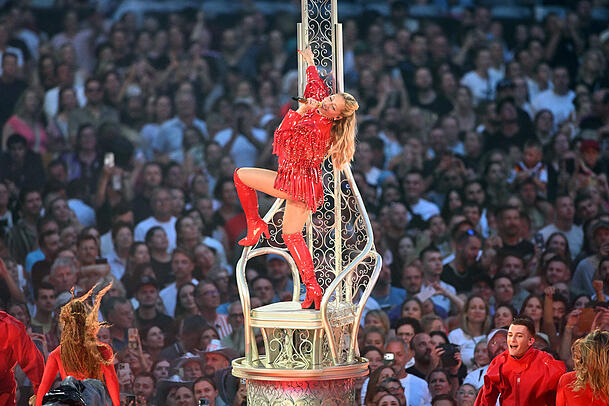 Helene Fischer trug ein rotes Kost&uuml;m mit Overknees.