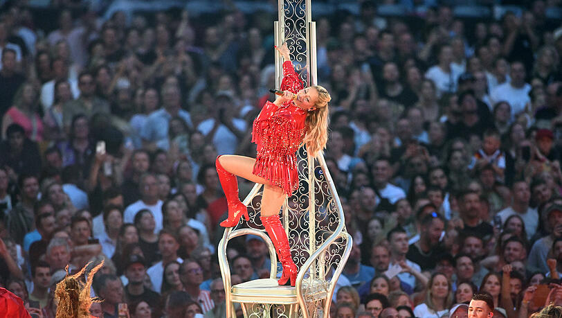 Helene Fischer trug ein rotes Kostüm mit Overknees. Helene Fischer trug ein rotes Kostüm mit Overknees.