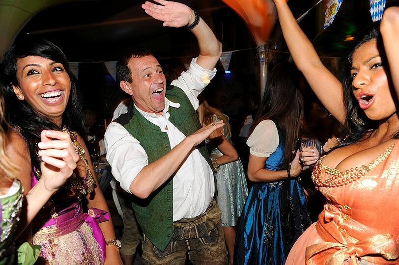 Michel Guillaume und Dirndl Models. So ausgelassen und feucht-fröhlich ging es bei der Dirndl Couture Modenschau von Ophelia Blaimer im Hugo's zu: Die Stars feiern, die schönen Mädels präsentieren die neuste Edel-Dirndl-Kollektion.