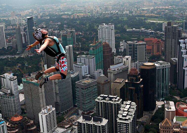 Bilder vom Base-Jumping-Treffen in Kuala Lumpur. Da wird's einem beim Hinschauen schlecht.