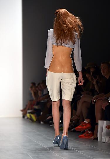 Die Kreationen von Marina Hoermanseder auf der Fashion Week in Berlin.