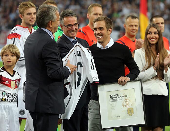 Außerdem konnte sich Lahm über das neue Trikot mit den vier Sternen freuen.