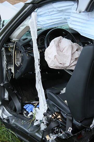 Eine 18-jährige Fahranfängerin kam mit ihrem Auto auf die Gegenfahrbahn und prallte frontal mit einem entgegenkommenden BMW zusammen.
