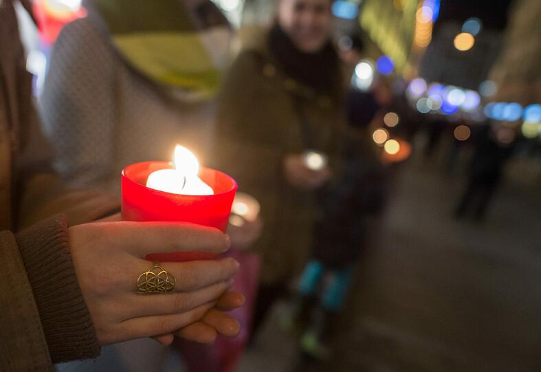 Bilder von der Lichterketten-Aktion in München