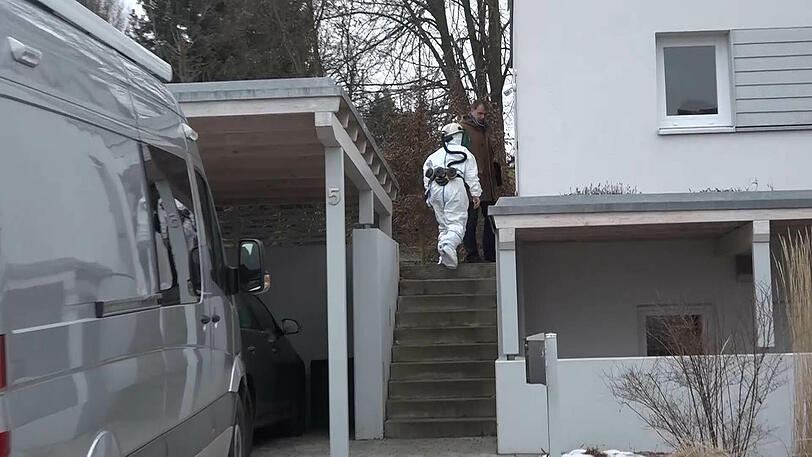 Am Dienstag entdeckte die Polizei drei Leichen in einer verrauchten Wohnung in Kirchehrenbach (Lkr. Forchheim) in Oberfranken. Die Bilder vom Großeinsatz.