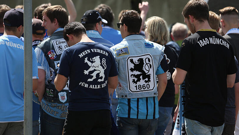 Die Löwen-Anhänger vor dem Derby auf dem Weg ins Grünwalder Stadion. Im Schlepptau: Reichlich Polizei. Die Bilder vom Sonntagmittag.