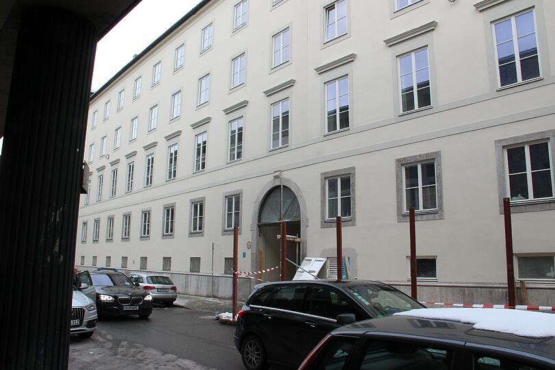 Hier der Blick auf den Zugang in der Maxburgstraße.