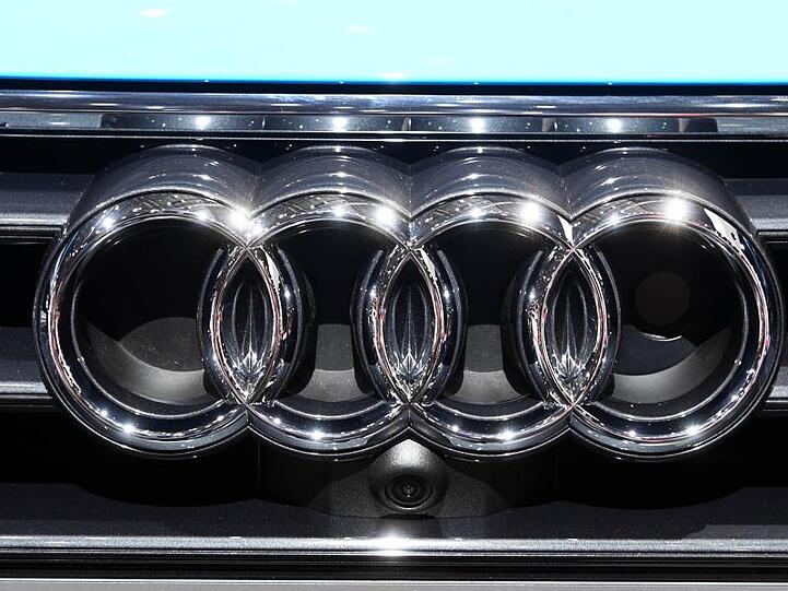 Ein Audi-Logo. Foto: Uli Deck/dpa/archiv