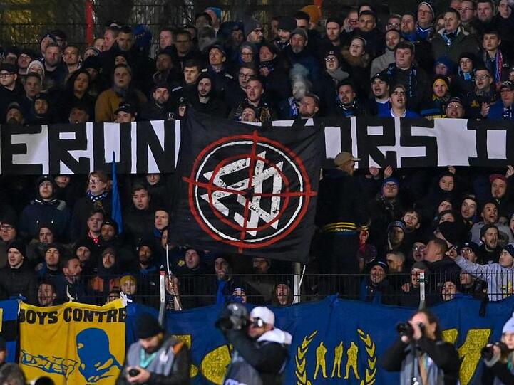 Fans protestierten während des Pokalspiels des 1. FC Saarbrücken gegen Fortuna Düsseldorf gegen den DFB.