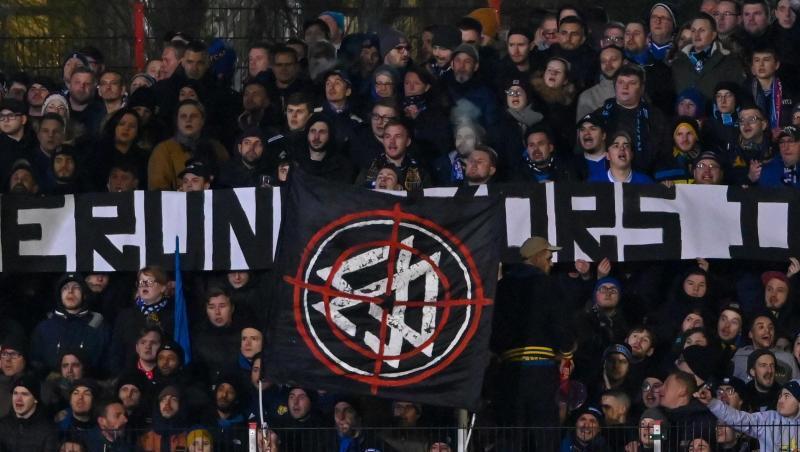 Fans protestierten während des Pokalspiels des 1. FC Saarbrücken gegen Fortuna Düsseldorf gegen den DFB. Fans protestierten während des Pokalspiels des 1. FC Saarbrücken gegen Fortuna Düsseldorf gegen den DFB.
