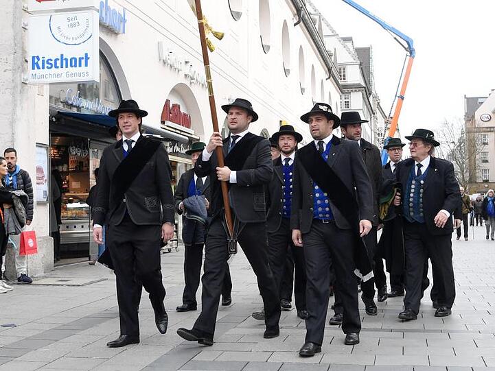 Fahnenträger auf dem Weg zur Trauerfeier für den Regisseur und Kameramann Joseph Vilsmaier.