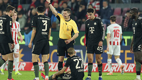 Nicht schon wieder! Nach Josip Stanisic droht nun auch noch Konrad laimer auszufallen. Die Situation in der Abwehr des FC Bayern spitzt sich zu.