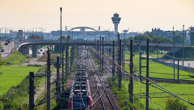 Der M&uuml;nchner Flughafen (im Hintergrund) wird f&uuml;r mehrere Tage nicht mit der S-Bahn erreichbar sein. (Archivbild)
