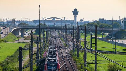 Der M&uuml;nchner Flughafen (im Hintergrund) wird f&uuml;r mehrere Tage nicht mit der S-Bahn erreichbar sein. (Archivbild)