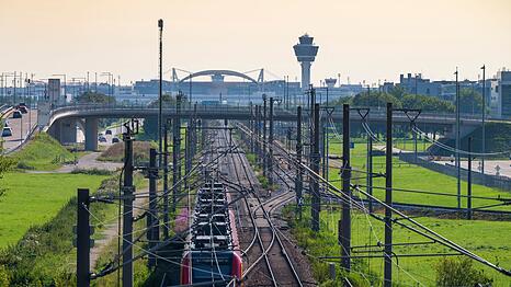 Der M&uuml;nchner Flughafen (im Hintergrund) wird f&uuml;r mehrere Tage nicht mit der S-Bahn erreichbar sein. (Archivbild)