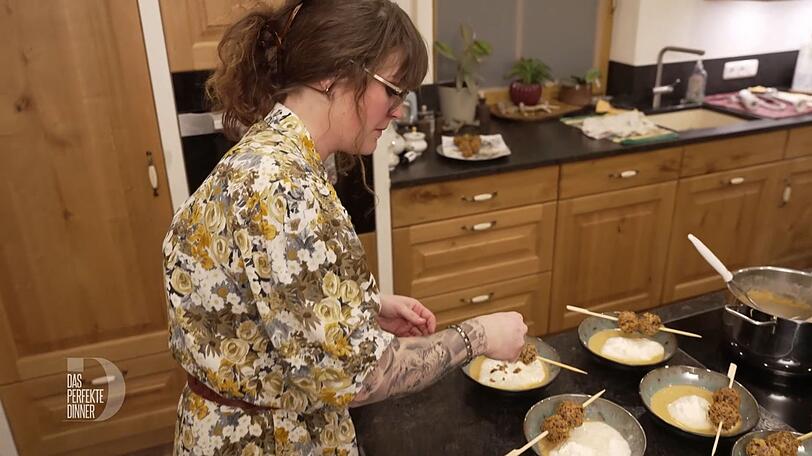 Lena richtet die Vorspeise an: Knoblauchsuppe und Entenpralinen. Lena richtet die Vorspeise an: Knoblauchsuppe und Entenpralinen.
