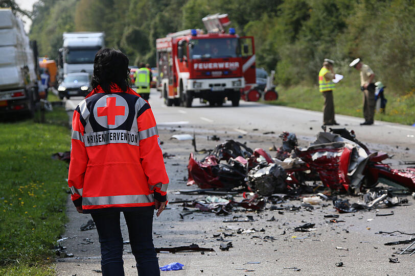 Weitere Bilder vom Verkehrsunfall auf der B12 bei Marktl und Simbach.