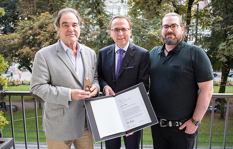 Preisträger Oliver Stone nahm in München den "Tutzinger Löwen" entgegen.