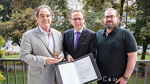 Preisträger Oliver Stone nahm in München den "Tutzinger Löwen" entgegen.