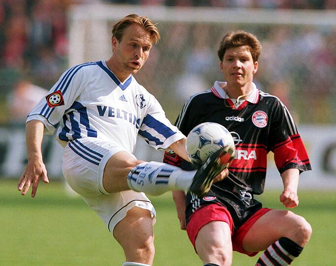 SAISON 1998/1999: Gegen den Dortmunder Rivalen FC Schalke 04 klappt es auch nicht mit dem Sieg. Im Olympiastadion trennen sich beide Mannschaften mit 1:1.