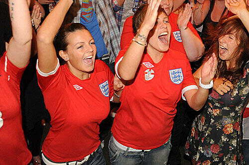 Die schrägsten und lustigsten England-Fans. Euch wollen wir bei der Frauen-WM nicht jubeln sehen. Die Bilder.