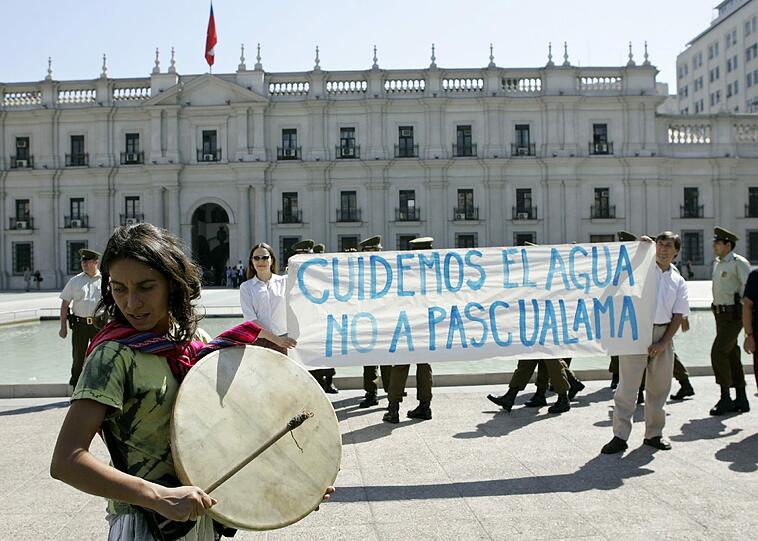 Mapuche bei einer Demonstration in Santiago de Chile.