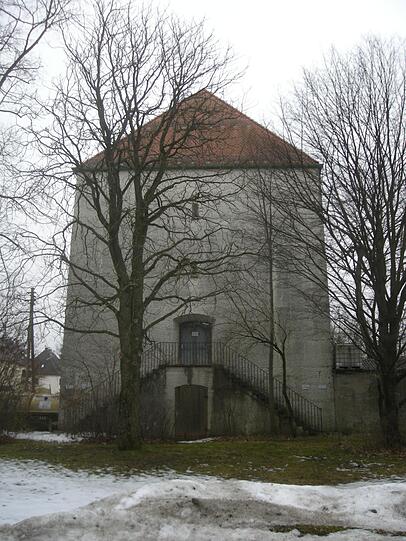 Der Hochbunker in der Franz-Nißl-Straße. Im Zweiten Weltkrieg bot er den Allachern Schutz.