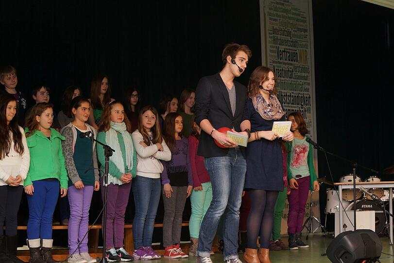 "Probier's mal mit Gemütlichkeit" sangen hier die Schüler bei der Einweihungsfeier ihrer renovierten Schule - eine Anspielung...