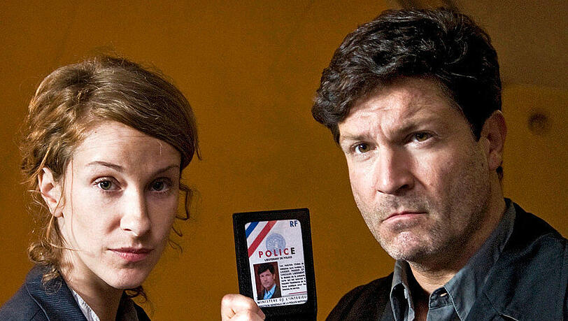 Kommissar LaBréa (Francis Fulton-Smith) und seine Kollegin Claudine (Chiara Schoras) suchen den Blutfußmörder Kommissar LaBréa (Francis Fulton-Smith) und seine Kollegin Claudine (Chiara Schoras) suchen den Blutfußmörder